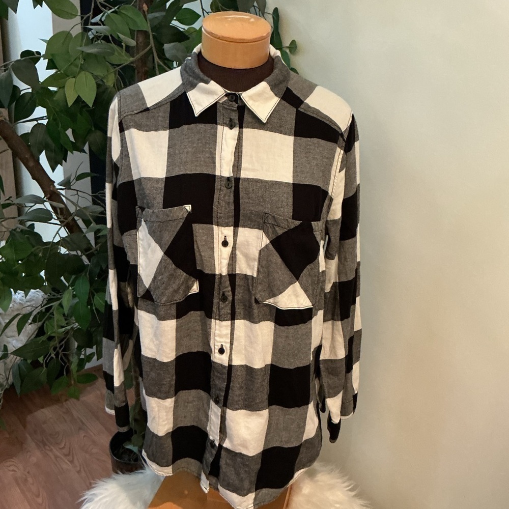 H&M DIVIDED black white long sleeve lighter weight flannel Woman’s 14